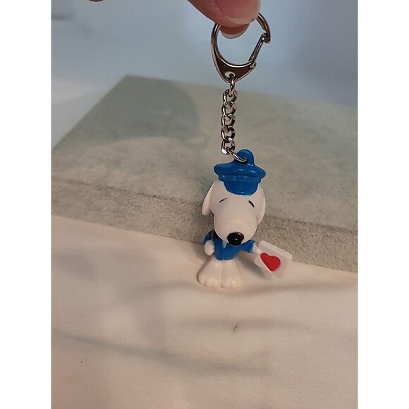 Vintage Peanuts UFS Snoopy Mailman holding Valentine Card W/Heart Keychain 2.5" - Picture 1 of 13